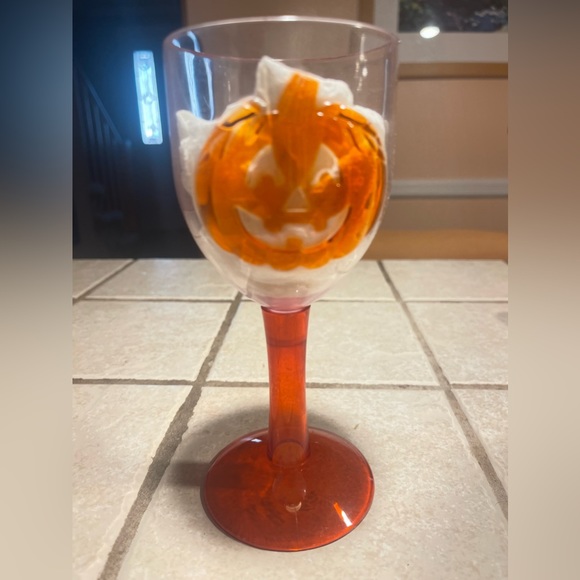 4~Halloween Plastic Cups, 2~Spider W Net,1 bat,1 Pumpkin Style Size 7” Aprox - Picture 5 of 10